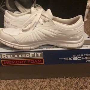 skechers slip resistant white shoes